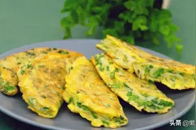 不用面粉，教你韭菜鸡蛋饼的新做法，加上粉丝口感好，吃着香图片