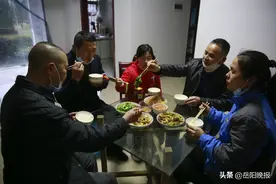 岳阳一男子当兵八年没回家，今年又被父亲赶出家门，原因让人感动图片