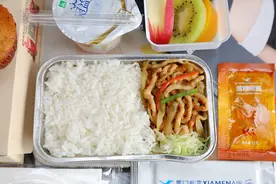 航空公司的飞机餐，哪家最棒？我觉得厦航的榨菜肉丝饭好好吃图片