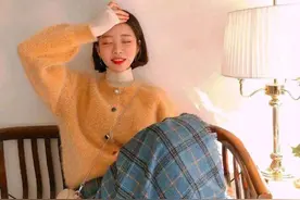 “针织开衫+裙子”，今年春天这么穿，就很好看，还时髦图片