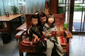 许敏一家幸福团聚，她把奇奇悦悦搂在怀里，田静：春去秋来又一年图片