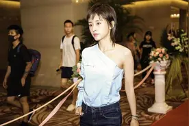 王子文厉害了！这么长的牛仔裤硬穿出来，意外穿出170即视感图片