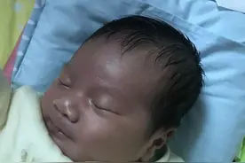 孕妈生个“非洲娃”，认定医院“抱错了”，满月后娃的颜值逆袭了图片