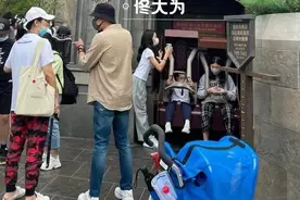 佟大为一家五口出游，俩保姆伺候宝贝儿子，13岁女儿身高直追1米8图片