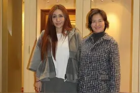 何超盈真胖了不少，穿9千5短裙显得膀大腰圆，女儿2岁就背爱马仕图片