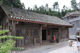 湖北一老人，无偿捐赠“金丝楠木祖屋”，专家鉴定：价值8个亿图片