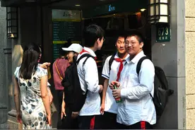 上海中招新政发布两周后，有学区房价格未降反升，买卖双方多持观望态度，中产家长焦虑依旧图片