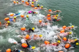 寒冬季里的“火热场面”！重庆千人冬泳横渡长江图片