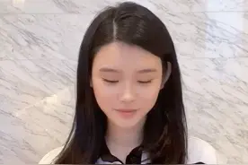 奚梦瑶淡妆出镜给儿子读英文故事，身材纤细变漂亮成豪门贤妻良母图片