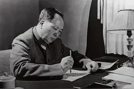1950年，毛主席得知曾要开除他的校长穷困潦倒，便拿自己稿费接济图片