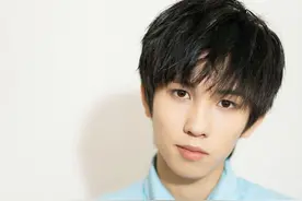 19岁男星林墨发文，为女工作人员摔倒后大笑道歉，网友：没礼貌图片