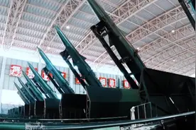 数枚东风导弹竖起，火箭军苦练一锤定音能力！火箭军近期频繁亮相图片