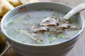 炖羊肉汤，记住不要直接炖，大厨教你1招，羊肉汤浓肉香，无腥味图片