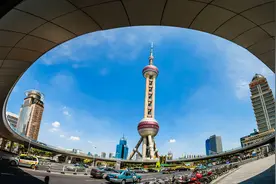 屹立于上海市中心的东方明珠 浦东资格最老的前卫建筑视频封面