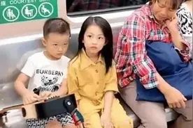 地铁里，姐弟俩因一个动作火了，网友：父母的教养都藏在了细节里图片