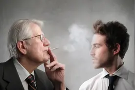 别人给你发烟，不会抽该怎么拒绝？搞懂这3点，不伤感情不伤肺图片