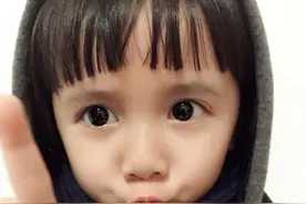 大眼萌娃，微笑的瞬间，心都融化了图片