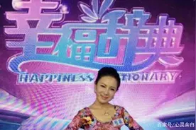 女儿下跪求妈妈成全婚事，谁知道未来公公竟是妈妈的初恋负心男友图片