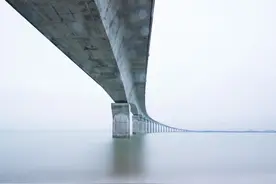 海水那么深，跨海大桥的桥墩是怎么“埋”进海底的？图片