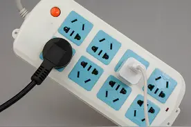 尿尿到排插上会被电死吗？17年前就有人试过，坟头早已长满草啊图片