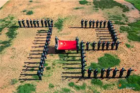 喜迎国庆 武警新兵与国旗合影图片