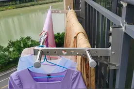 出差发现一户人家的阳台晾衣，太有创意了，整洁美观，太机智了图片