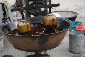 农村集市现磨的香油，每斤15元左右，眼见不一定为实，别买图片