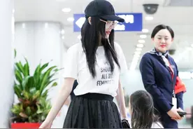 37岁的李小璐和女儿一样嫩，透视纱裙妩媚动人，网友：甜馨真顽皮图片