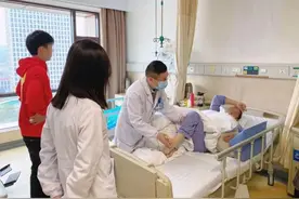 杭州57岁大爷突发脑梗，医生3次取栓后化险为夷图片