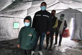 风雪中，市医院支起三座帐篷图片