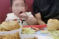 那个化妆、直播的10岁小女孩，再也长不高了图片