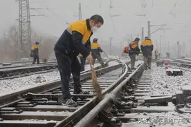 铲雪身心疲，车来无人知，记09年沈大线浑河站列车撞人较大事故图片