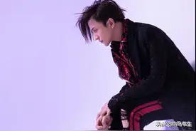 15首歌串在一起！薛之谦跨年《十五年的小代表》，回忆泪流满面图片