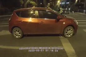 凌晨,杭州一男司机红灯前被人拔了车钥匙!"你别开车了!"图片