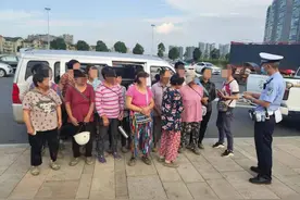 成都交警六分局开展专项整治面包车违法行为图片