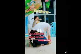 女儿替爸爸挡住倒下垫子，网友：最贴心的小棉袄图片