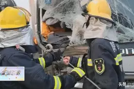 货车与拖拉机相撞一人被困 渭南消防紧急救援图片