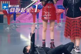 华晨宇躺在地上仰卧起坐，关晓彤穿短裙站在旁边，花花反应很真实图片
