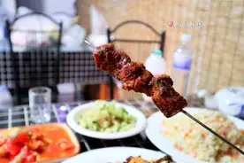 青岛最牛川菜馆，一盘土豆丝188，一串烤肉88，竟很多人去图片