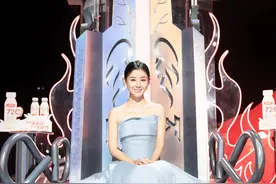 李小萌又美了，一袭蓝色抹裙典雅高贵，丝巾低马气质有女人味图片