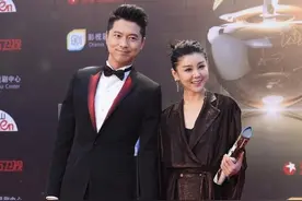 李小萌真162？踩20cm驴蹄鞋才过185丈夫肩头，丈夫一脸宠溺好恩爱图片