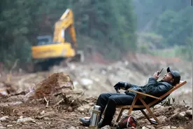 肝癌患者自费修建乡村公路，躺在工地上指挥，修路是他最大的愿望图片