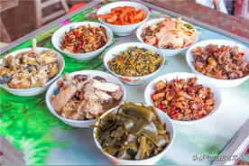 陪老公回老家看望外婆，她高兴做了一桌菜，开饭时我们无声落泪图片
