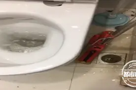 南昌：世茂水城入住半年，地漏频频渗水，水管竟里面全是水泥图片