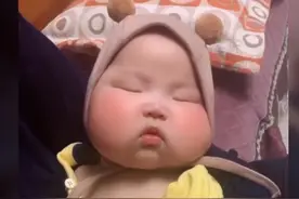 小宝贝“屁桃脸”走红，忍不住上手捏一捏，网友：我还以为是特效图片