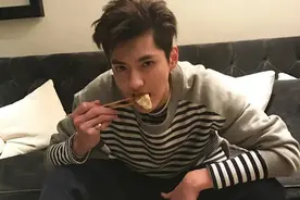 往事不堪细品：吴亦凡口中的孤独感，让鹿晗笑出声陈赫埋头扒饭图片