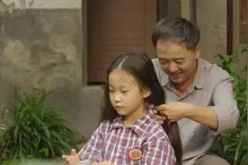 穷困老汉蹬三轮养弃婴，让人既虐心又感动的父女之情图片