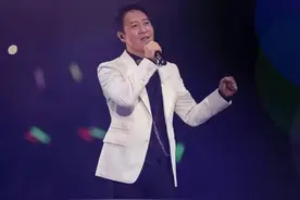 黎明演唱会伴舞被嘲，70岁刘銮雄靠搀扶出席，霍启刚夫妇甜蜜捧场图片