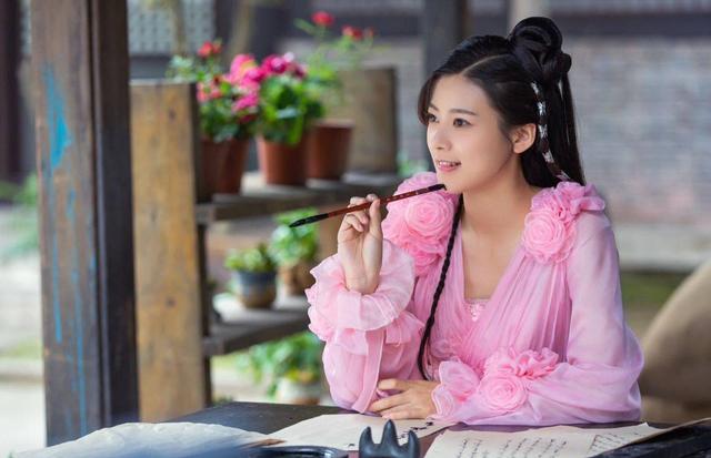 出道就演女主，搭档王一博惹人艳羡，22岁的她有什么来头？