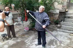 抗战老兵缴获什么样的日本刀，日本竟花3000万收回，但老人拒绝图片